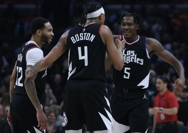 埃弗顿球员手球未被判点球，桑德兰球迷愤怒（埃弗顿疑似手球未判点球，桑德兰球迷强烈不满）