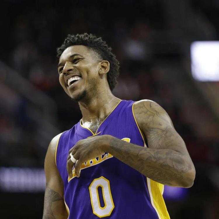 刘健：邵佳一做到了对每个人都公平，下班在路上也要思考问题（刘健称邵佳一一视同仁，下班途中仍不忘思考问题）