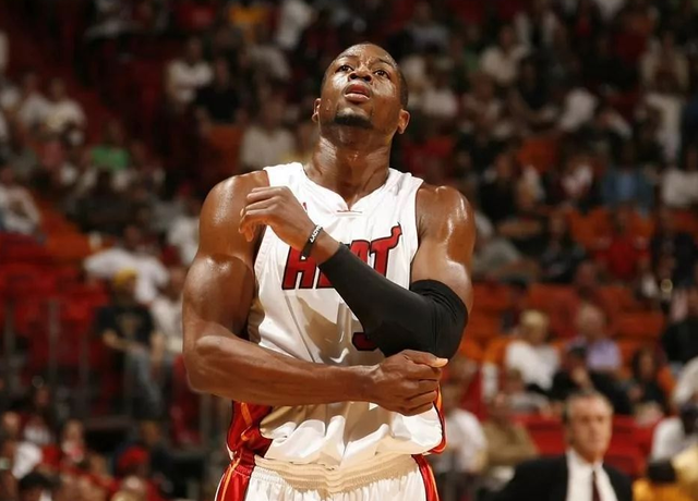 国际米兰vs科莫：劳塔罗-马丁内斯、恰尔汗奥卢首发，莫拉塔、尼科-帕斯出战（国际米兰迎战科莫：劳塔罗、恰尔汗奥卢先发，莫拉塔与尼科-帕斯登场）