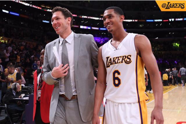 澳大利亚联赛天才后卫闪耀（澳洲联赛天才后卫大放异彩）