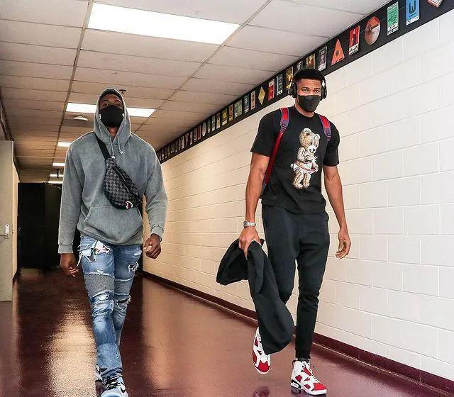 追平乔丹！穆雷生涯两次客场砍下50+且命中率超75%（穆雷追平乔丹纪录：生涯两度客场50+且命中率超75%）