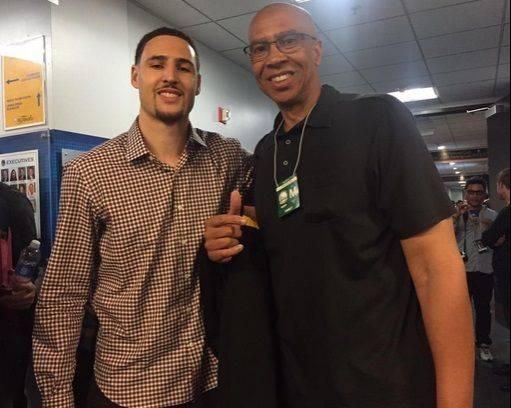 驳斥转会传闻，贡多齐：我专注于当下，想帮拉齐奥赢下更多球（贡多齐否认转会传闻：专注当下，只想助拉齐奥赢得更多胜利）